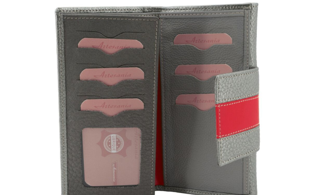 Billetero de piel en color gris para mujer hecho a mano con cierre en color rojo