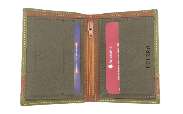 Cartera hecha a mano en piel Ubrique con dibujo rojo en la parte inferior de la cartera