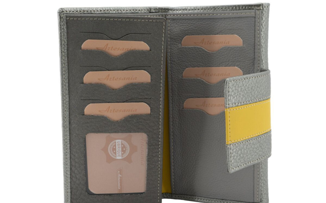 Billetero de piel en color gris para mujer hecho a mano con cierre en color amarillo